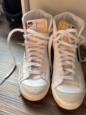 Women Nike blazers size 8.5 very good condition